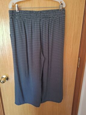 High Waisted Cropped Lightweight wide-leg capri pants. Black & White With Pocket